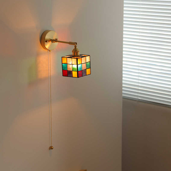 Applique murale en laiton à 1 lumière avec cube Rubik en verre teinté Tiffany traditionnel pour salle à manger 