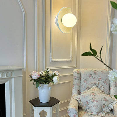 Traditionelle französische Harzblume PE Kugelschirm 1-Licht Semi-Flush Deckenleuchte für Wohnzimmer 
