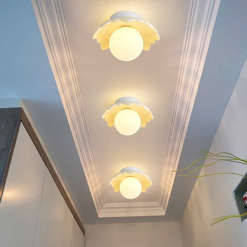 Traditionelle französische Harzblume PE Kugelschirm 1-Licht Semi-Flush Deckenleuchte für Wohnzimmer 