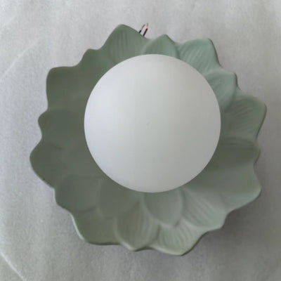 Traditionelle französische Harzblume PE Kugelschirm 1-Licht Semi-Flush Deckenleuchte für Wohnzimmer 