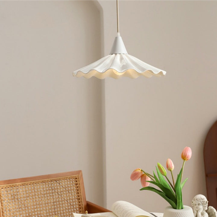 Traditionelle französische Eisen-Keramik-Plissee-Lampenschirm 1-Licht-Pendelleuchte für das Wohnzimmer 