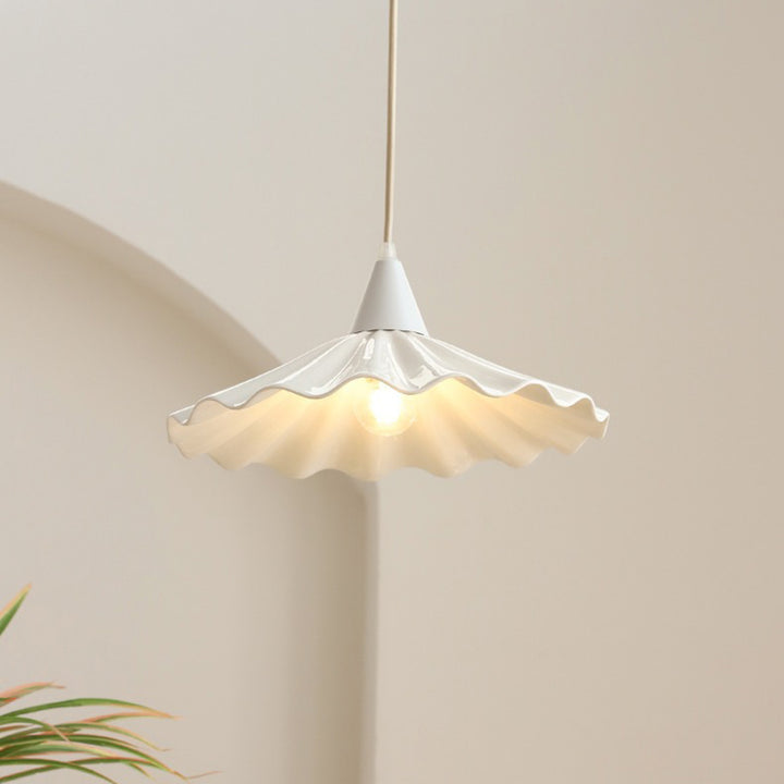 Traditionelle französische Eisen-Keramik-Plissee-Lampenschirm 1-Licht-Pendelleuchte für das Wohnzimmer 