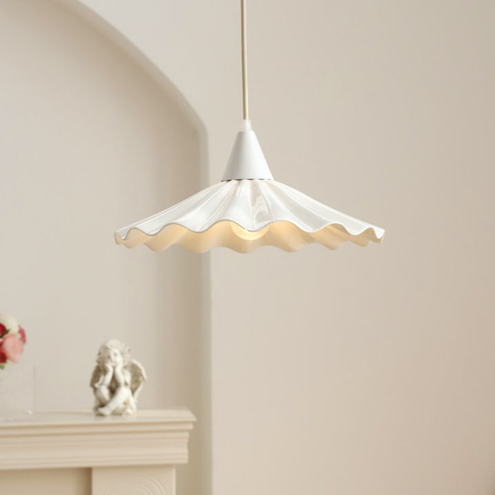 Traditionelle französische Eisen-Keramik-Plissee-Lampenschirm 1-Licht-Pendelleuchte für das Wohnzimmer 