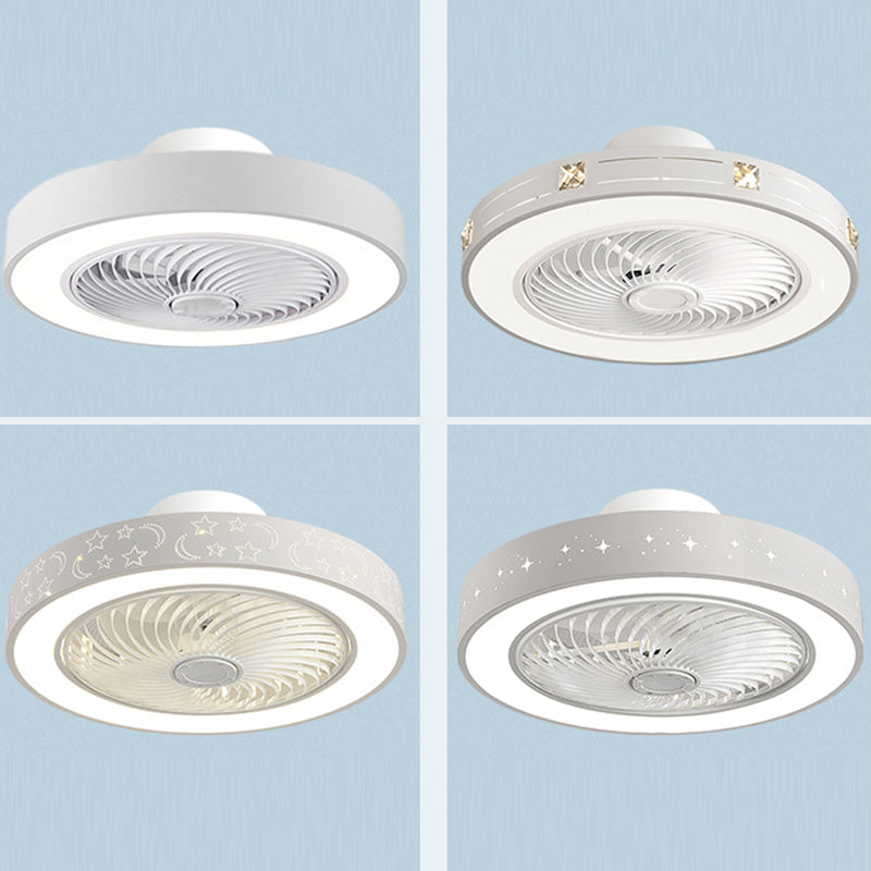 Zeitgenössischer skandinavischer runder Eisen-Massivholz-LED-leiser halb bündiger Deckenventilator mit Licht für das Schlafzimmer 