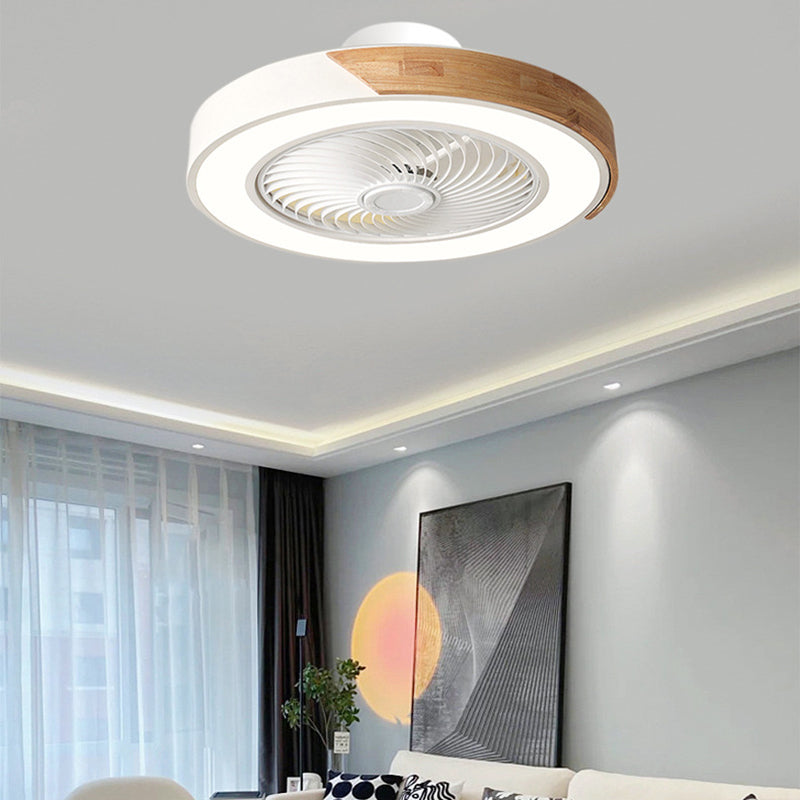Zeitgenössischer skandinavischer runder Eisen-Massivholz-LED-leiser halb bündiger Deckenventilator mit Licht für das Schlafzimmer 