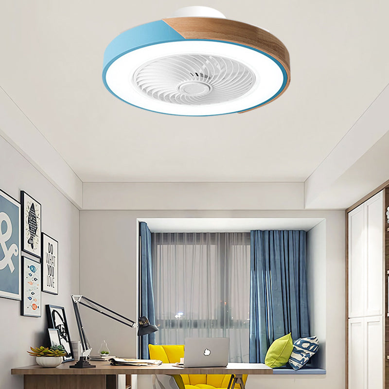 Zeitgenössischer skandinavischer runder Eisen-Massivholz-LED-leiser halb bündiger Deckenventilator mit Licht für das Schlafzimmer 
