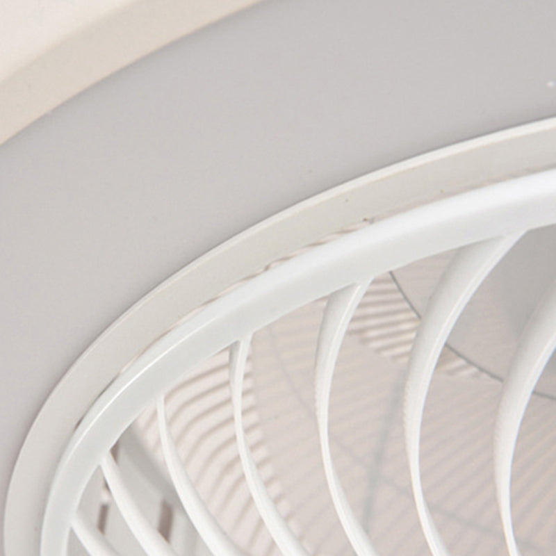 Zeitgenössischer skandinavischer runder Eisen-Massivholz-LED-leiser halb bündiger Deckenventilator mit Licht für das Schlafzimmer 