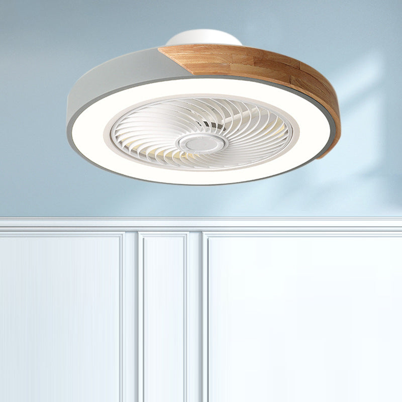 Zeitgenössischer skandinavischer runder Eisen-Massivholz-LED-leiser halb bündiger Deckenventilator mit Licht für das Schlafzimmer 