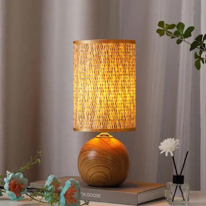 Zeitgenössische Boho Stoffzylinder Schirm Keramikbasis 1-Licht Tischlampe für das Studium 