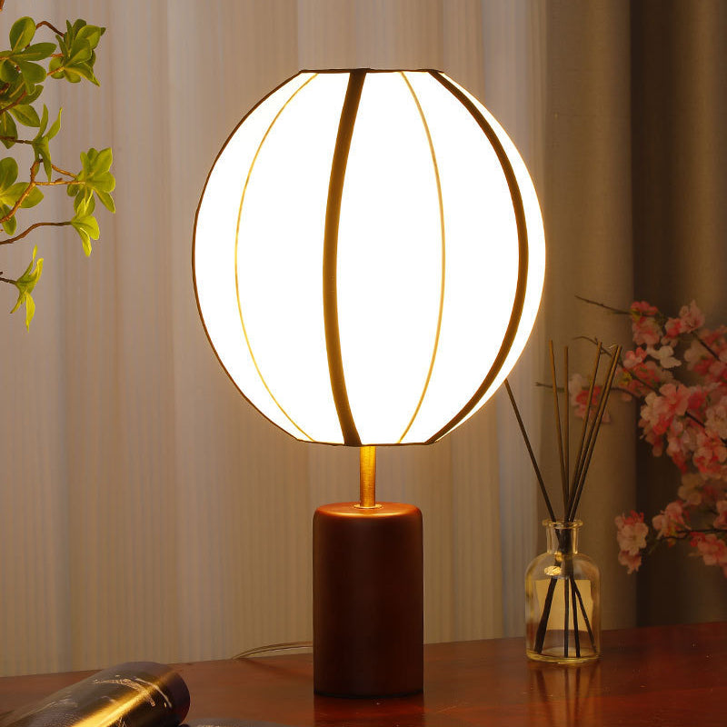 Moderne Mid-Century Stoff-Lampenschirm aus massivem Holz 1-Licht Tischlampe für das Studium 