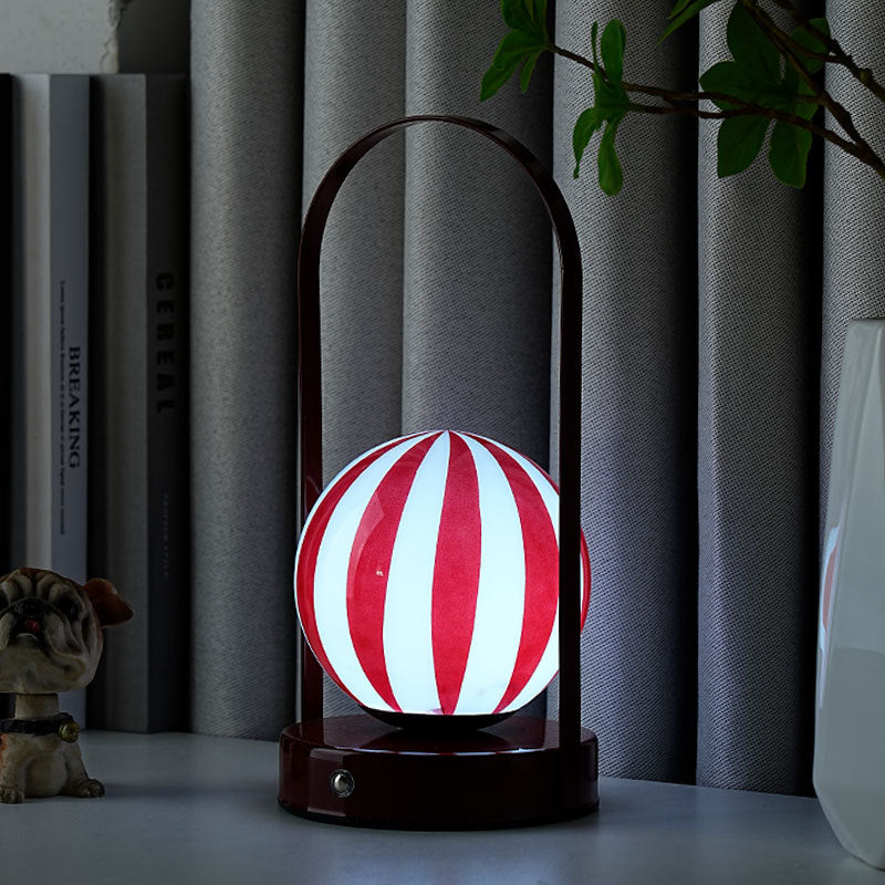 Zeitgenössische kreative Glasball-Schirm Eisen LED tragbare Tischlampe Nachtlicht für das Schlafzimmer 