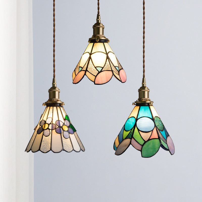 Traditionelles Tiffany-Blumenmuster aus Buntglas, konischer Schirm, Messing, 1-Licht-Pendelleuchte für das Wohnzimmer 