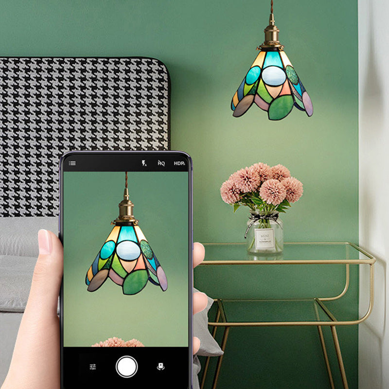 Traditionelles Tiffany-Blumenmuster aus Buntglas, konischer Schirm, Messing, 1-Licht-Pendelleuchte für das Wohnzimmer 