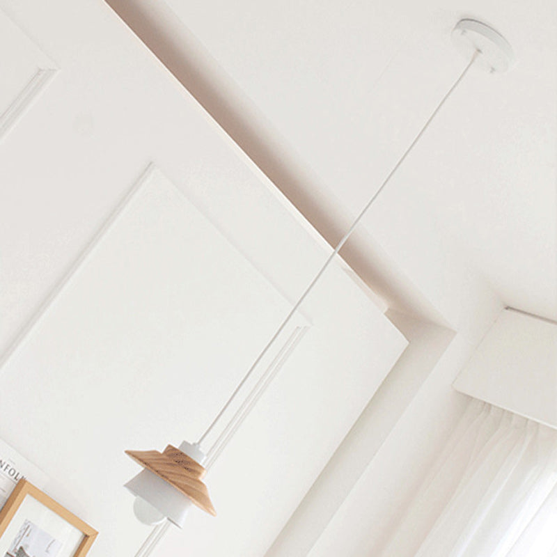 Zeitgenössische skandinavische geometrische Zylinder-Eisen-Schirm-Holzmaserung 1-Licht-Pendelleuchte für das Wohnzimmer 
