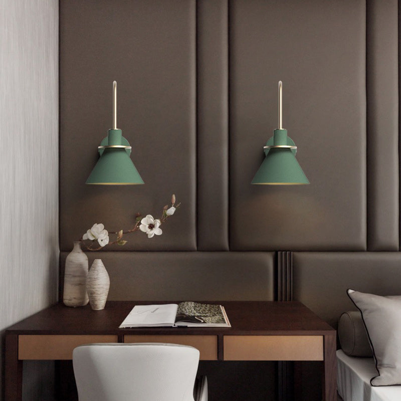 Lampe murale contemporaine scandinave à abat-jour conique géométrique en fer 1 lumière pour salon 