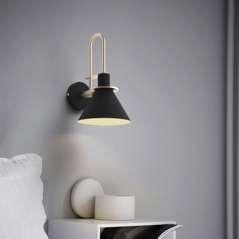 Lampe murale contemporaine scandinave à abat-jour conique géométrique en fer 1 lumière pour salon 