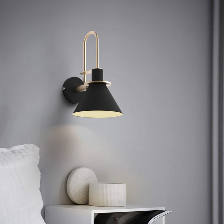 Lampe murale contemporaine scandinave à abat-jour conique géométrique en fer 1 lumière pour salon 