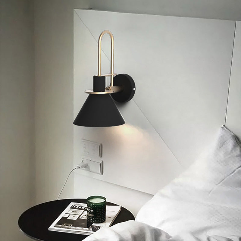 Zeitgenössische skandinavische geometrische konische Eisenschirm 1-Licht Wandleuchte für das Wohnzimmer 