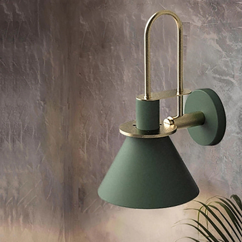 Lampe murale contemporaine scandinave à abat-jour conique géométrique en fer 1 lumière pour salon 