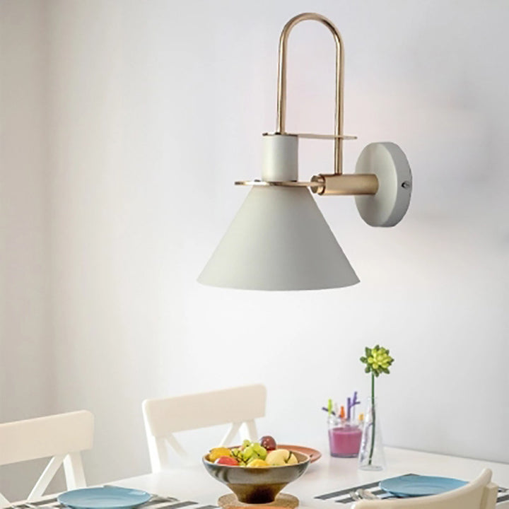 Lampe murale contemporaine scandinave à abat-jour conique géométrique en fer 1 lumière pour salon 