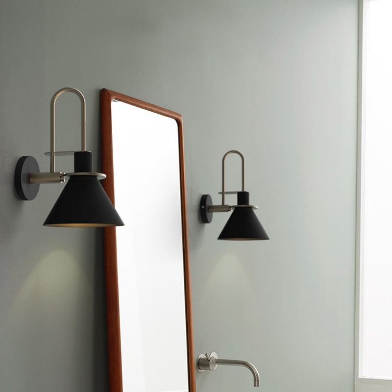 Lampe murale contemporaine scandinave à abat-jour conique géométrique en fer 1 lumière pour salon 