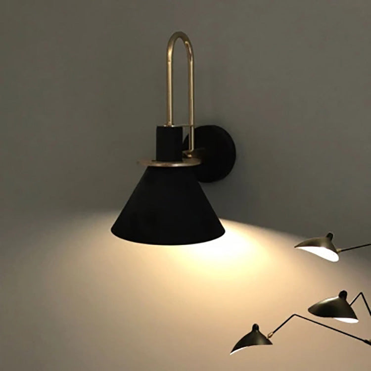 Zeitgenössische skandinavische geometrische konische Eisenschirm 1-Licht Wandleuchte für das Wohnzimmer 