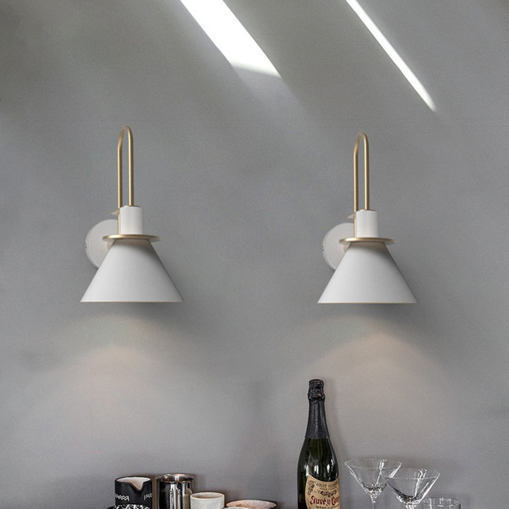 Lampe murale contemporaine scandinave à abat-jour conique géométrique en fer 1 lumière pour salon 