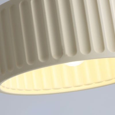 Zeitgenössische skandinavische geriffelte Harzzylinder-Schirm Eisen 1-Licht Pendelleuchte für Wohnzimmer 