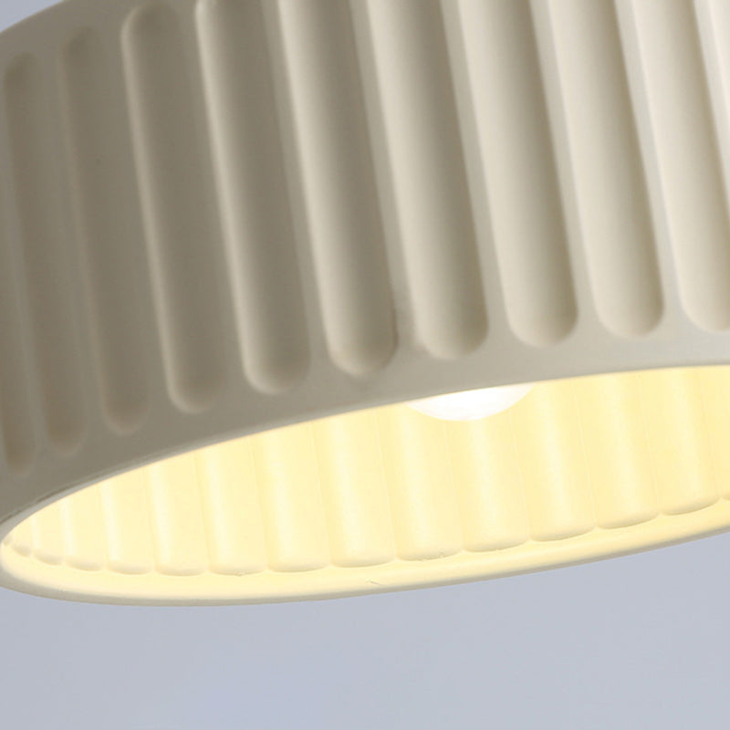 Zeitgenössische skandinavische geriffelte Harzzylinder-Schirm Eisen 1-Licht Pendelleuchte für Wohnzimmer 