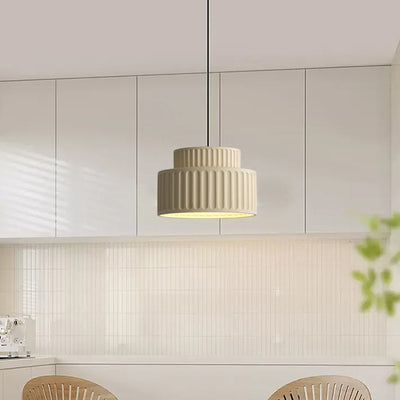 Zeitgenössische skandinavische geriffelte Harzzylinder-Schirm Eisen 1-Licht Pendelleuchte für Wohnzimmer 