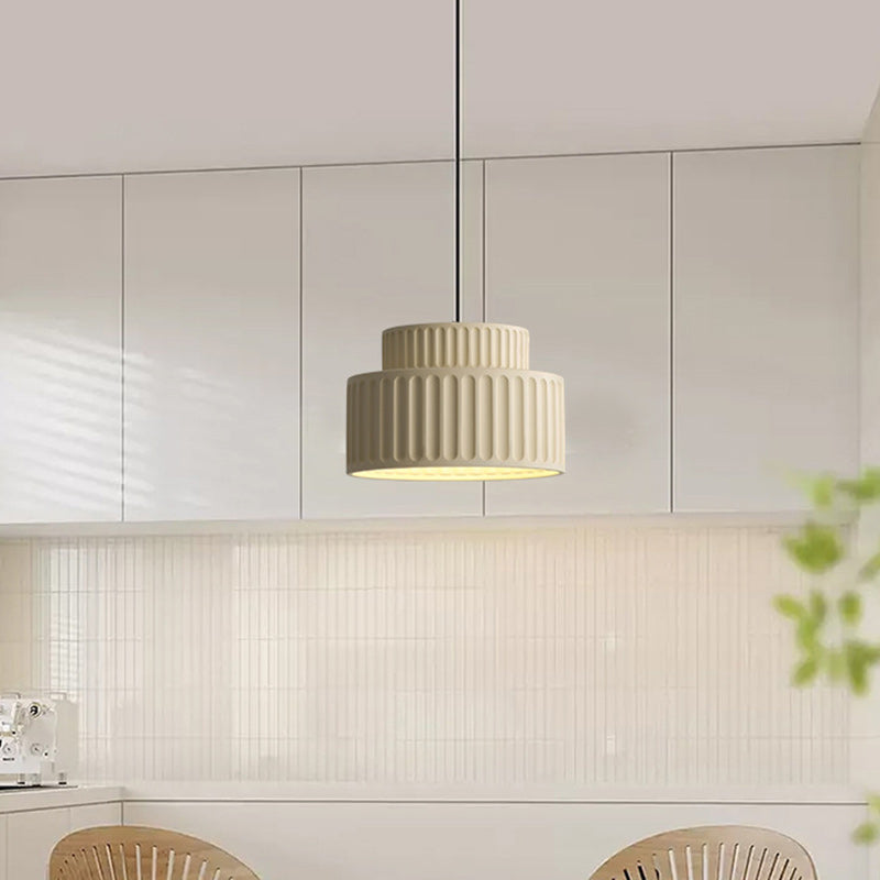 Zeitgenössische skandinavische geriffelte Harzzylinder-Schirm Eisen 1-Licht Pendelleuchte für Wohnzimmer 