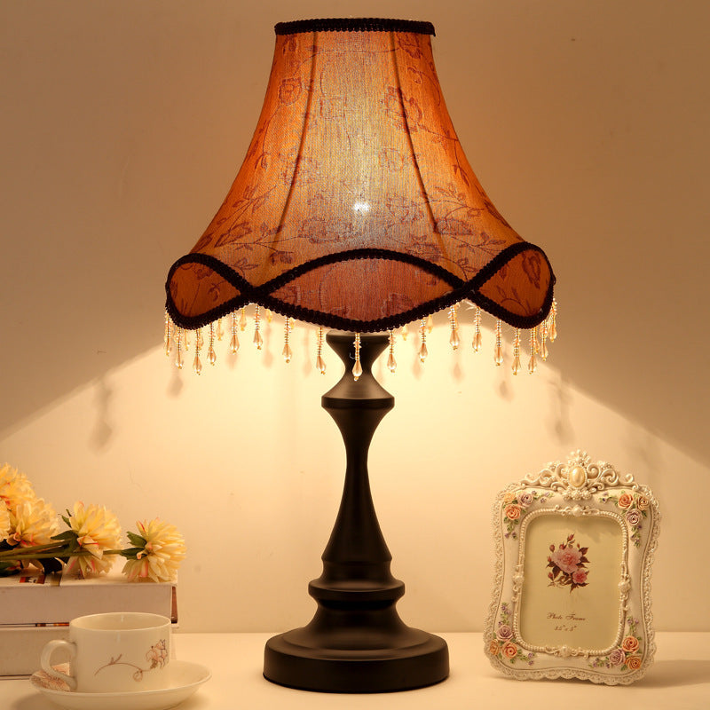 Moderna lámpara de mesa con pantalla redonda de encaje con patrón de flores estilo shabby chic y borlas de 1 luz para dormitorio 