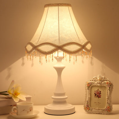 Moderna lámpara de mesa con pantalla redonda de encaje con patrón de flores estilo shabby chic y borlas de 1 luz para dormitorio 