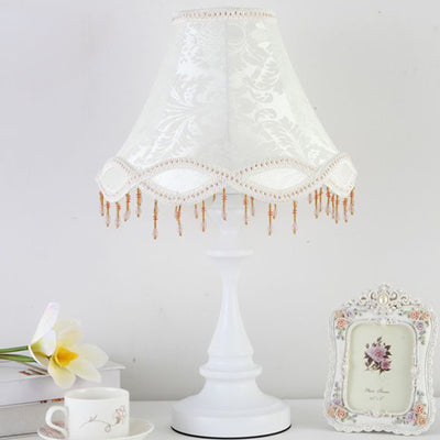 Moderna lámpara de mesa con pantalla redonda de encaje con patrón de flores estilo shabby chic y borlas de 1 luz para dormitorio 