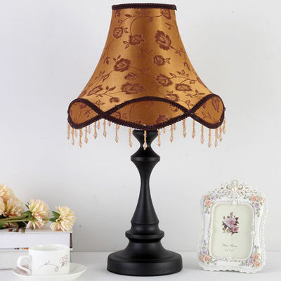 Moderna lámpara de mesa con pantalla redonda de encaje con patrón de flores estilo shabby chic y borlas de 1 luz para dormitorio 