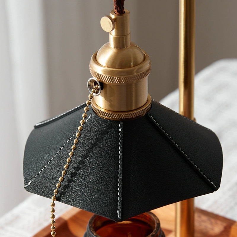 Moderne eklektische achteckige Lederschirm Walnussholz Basis Messing 1-Licht Schmelzwachs Tischlampe für Schlafzimmer 