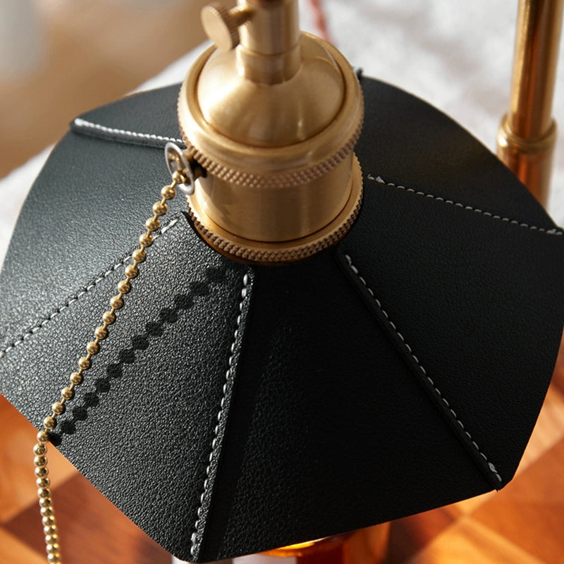Moderne eklektische achteckige Lederschirm Walnussholz Basis Messing 1-Licht Schmelzwachs Tischlampe für Schlafzimmer 