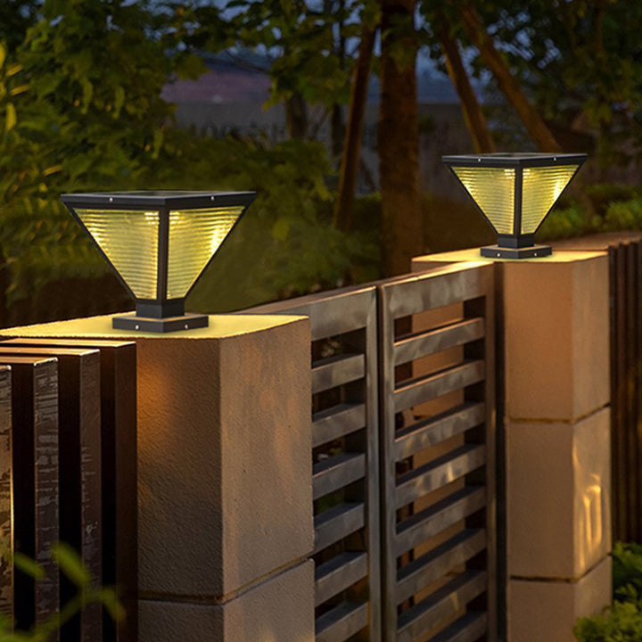 Moderne minimalistische solarbetriebene wasserdichte quadratische prismatische Edelstahl-Glas-LED-Außenleuchte für die Terrasse 