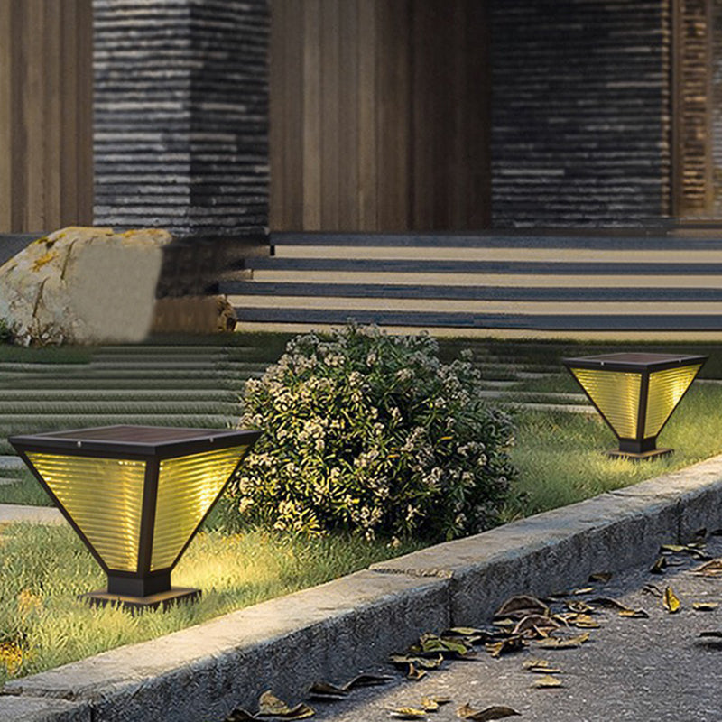 Moderne minimalistische solarbetriebene wasserdichte quadratische prismatische Edelstahl-Glas-LED-Außenleuchte für die Terrasse 