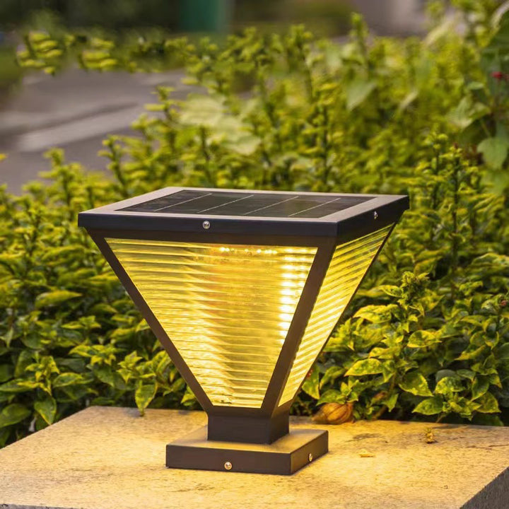 Moderne minimalistische solarbetriebene wasserdichte quadratische prismatische Edelstahl-Glas-LED-Außenleuchte für die Terrasse 