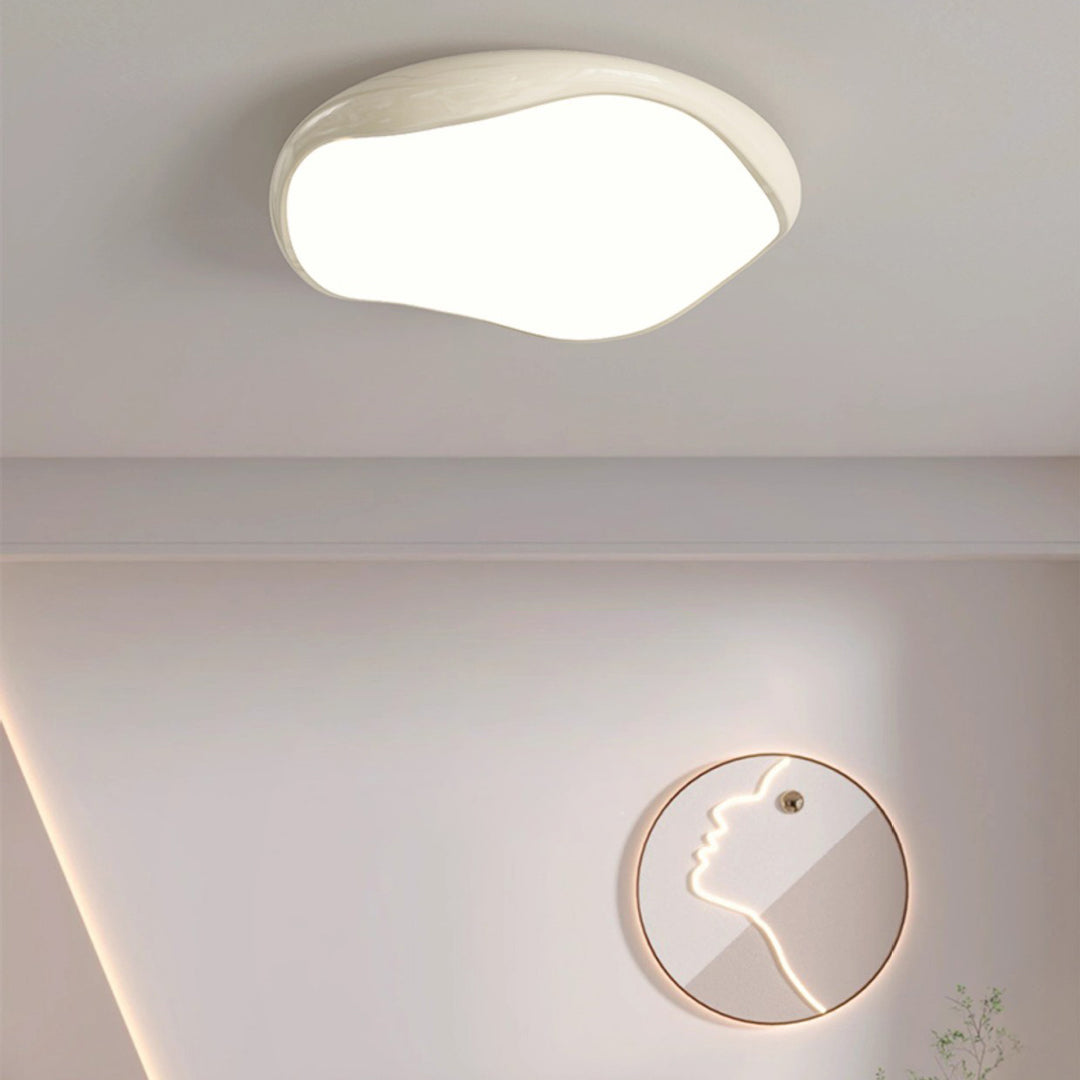 Plafonnier LED rond irrégulier en fer et acrylique crème minimaliste moderne pour chambre 