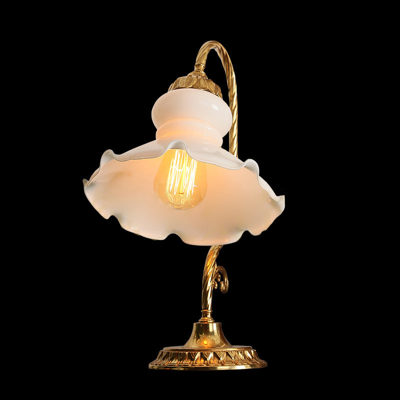 Lampe de table à 1 lumière en verre et laiton gravé avec motif de pétales ronds traditionnel français pour chambre 