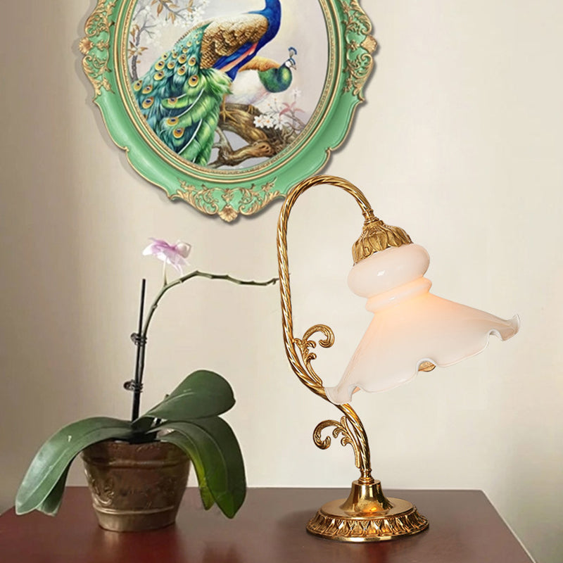 Lampe de table à 1 lumière en verre et laiton gravé avec motif de pétales ronds traditionnel français pour chambre 