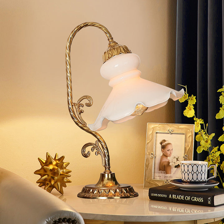 Lámpara de mesa de 1 luz de vidrio de latón tallado con estampado de pétalos redondos franceses tradicionales para dormitorio 