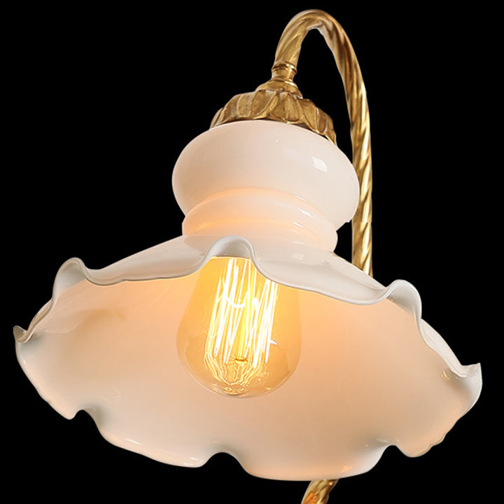 Lámpara de mesa de 1 luz de vidrio de latón tallado con estampado de pétalos redondos franceses tradicionales para dormitorio 
