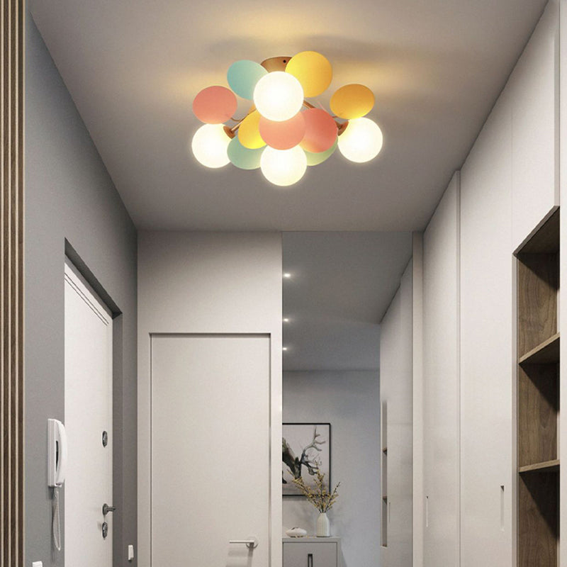 Zeitgenössische skandinavische bunte Blumenkugel aus Metall, Glas, Acryl, 1/4/6/8 Lichter, halbbündige Deckenleuchte für Schlafzimmer 