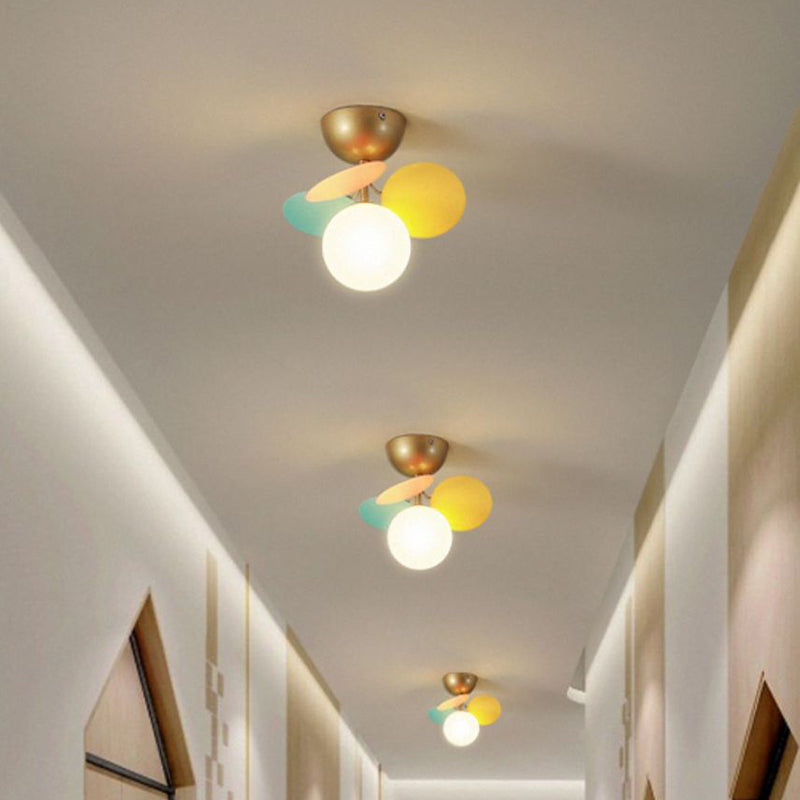 Zeitgenössische skandinavische bunte Blumenkugel aus Metall, Glas, Acryl, 1/4/6/8 Lichter, halbbündige Deckenleuchte für Schlafzimmer 