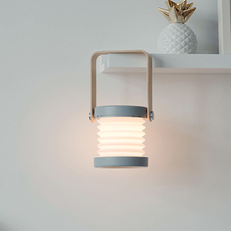 مصباح طاولة LED حديث على الطراز الاسكندنافي قابل للطي ومحمول بأسطوانة خشبية وحديدية لغرفة النوم 