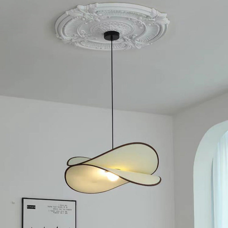 Lámpara colgante de 1 luz de tela de hierro curvado con forma de chip de patata creativa contemporánea para dormitorio 