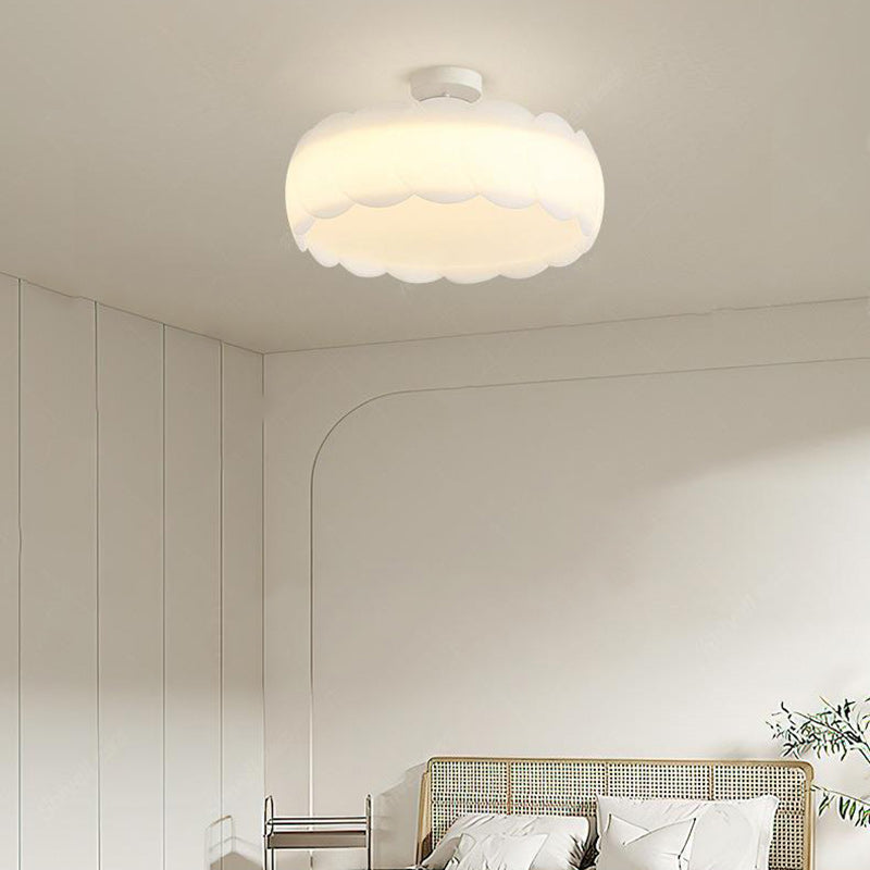 Zeitgenössische skandinavische cremefarbene runde Spitzen-Deckenleuchte mit PE-Hardware zur halbbündigen Montage für Schlafzimmer 